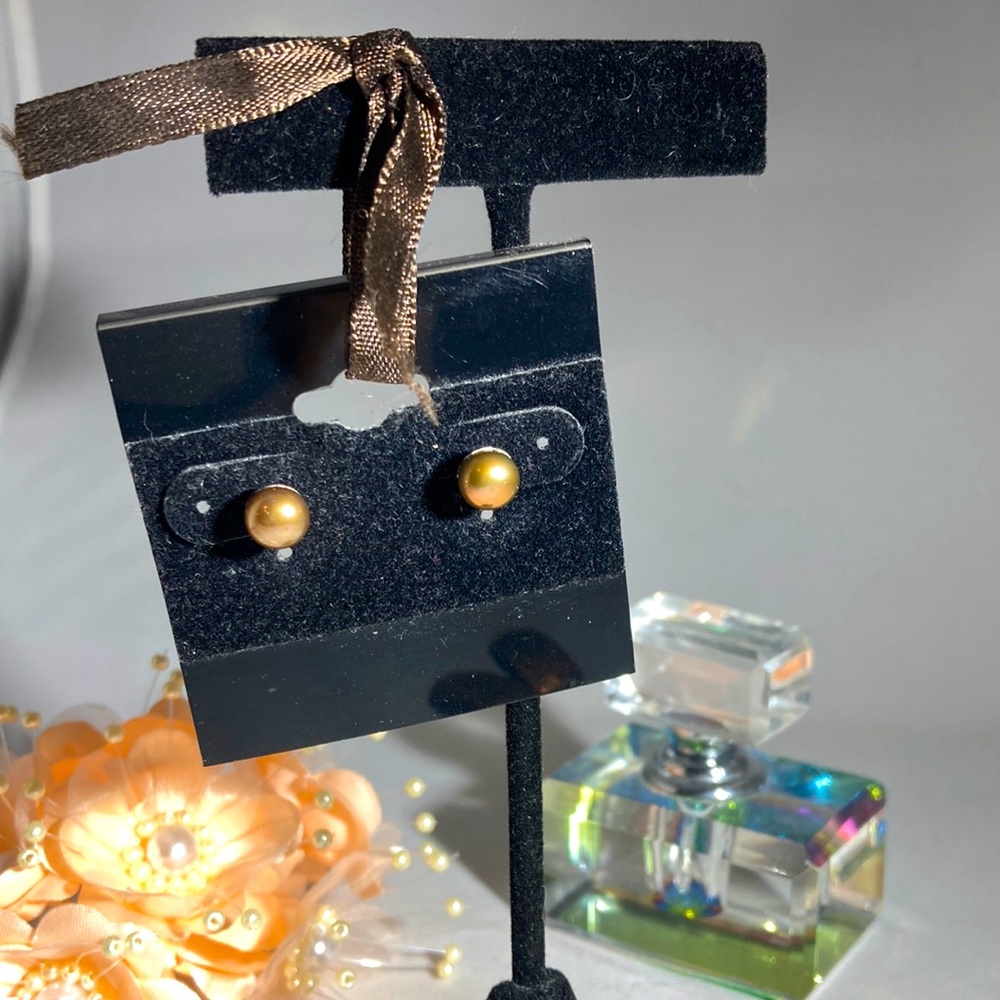 Pearl earrings with silver fittings